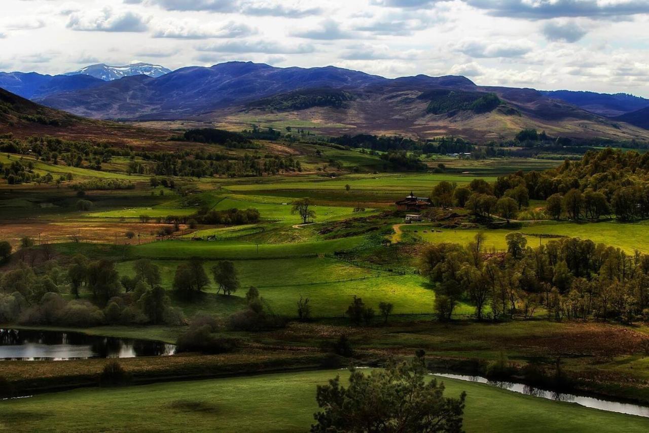 Villa Spectacular Mountain View Ecopod Newtonmore Exterior foto